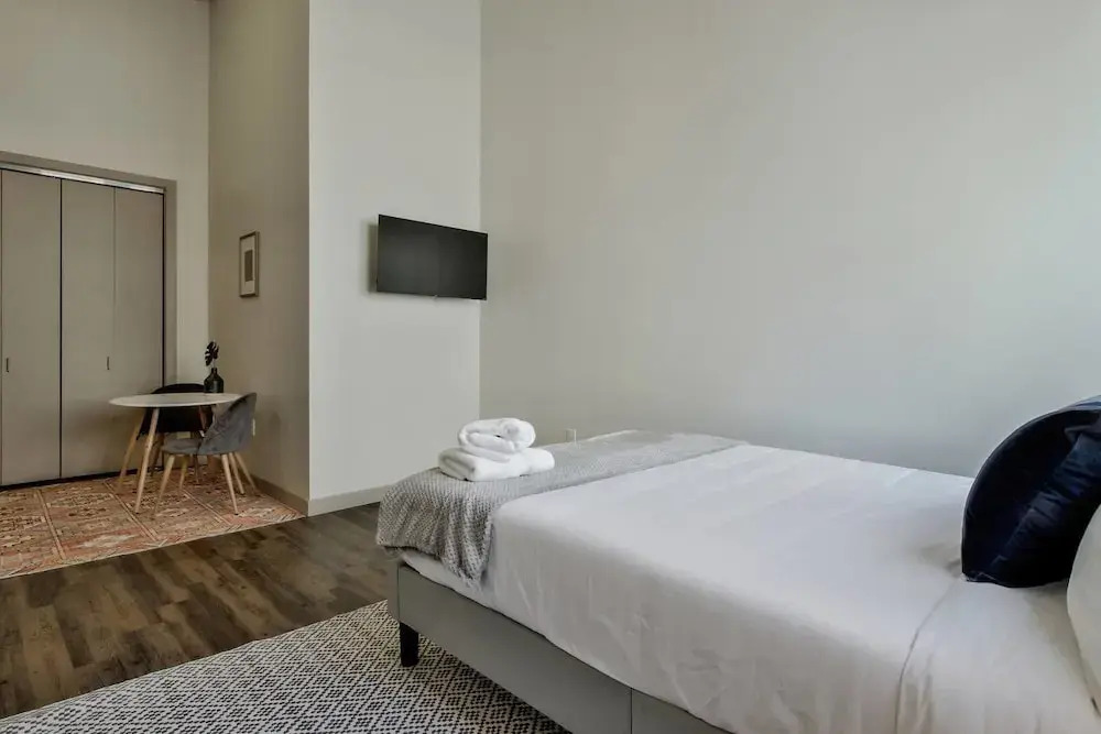 High End Old Town Loft + Pool + Clubhouse