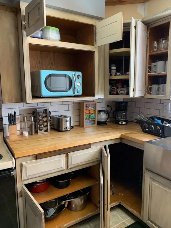 Cute, Cozy and Cheerful 3 Bedroom House!