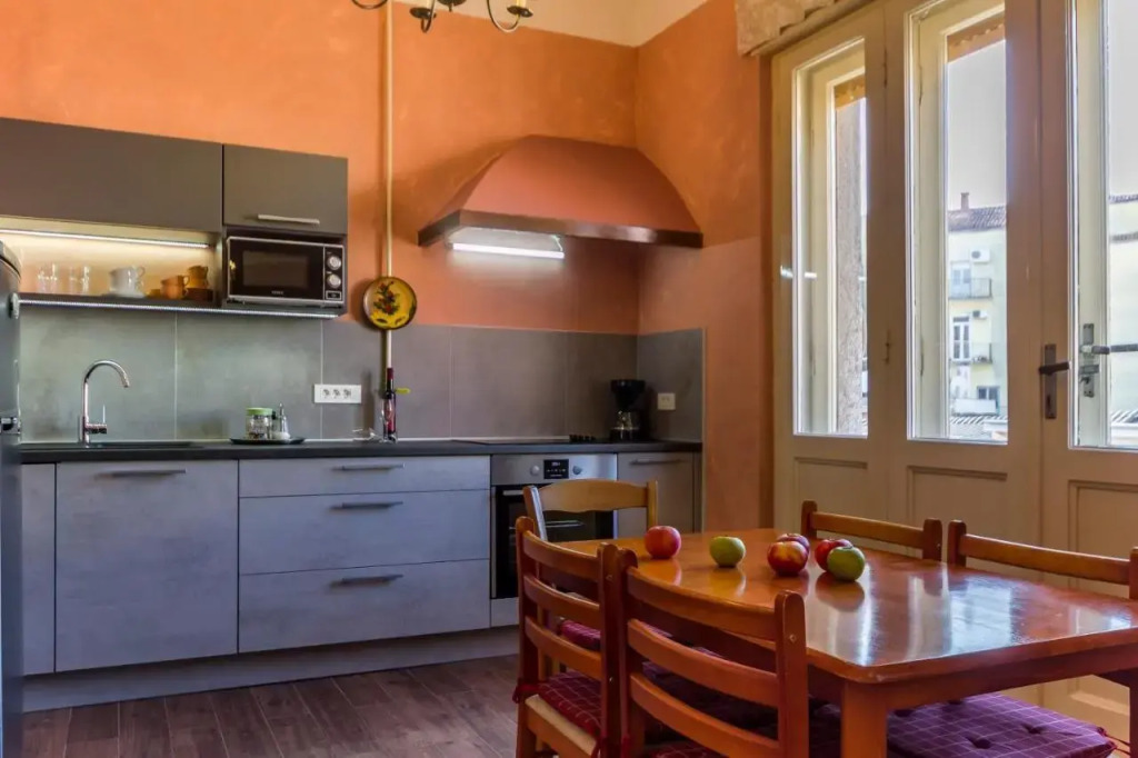 Spacious & Smart Center Apartment