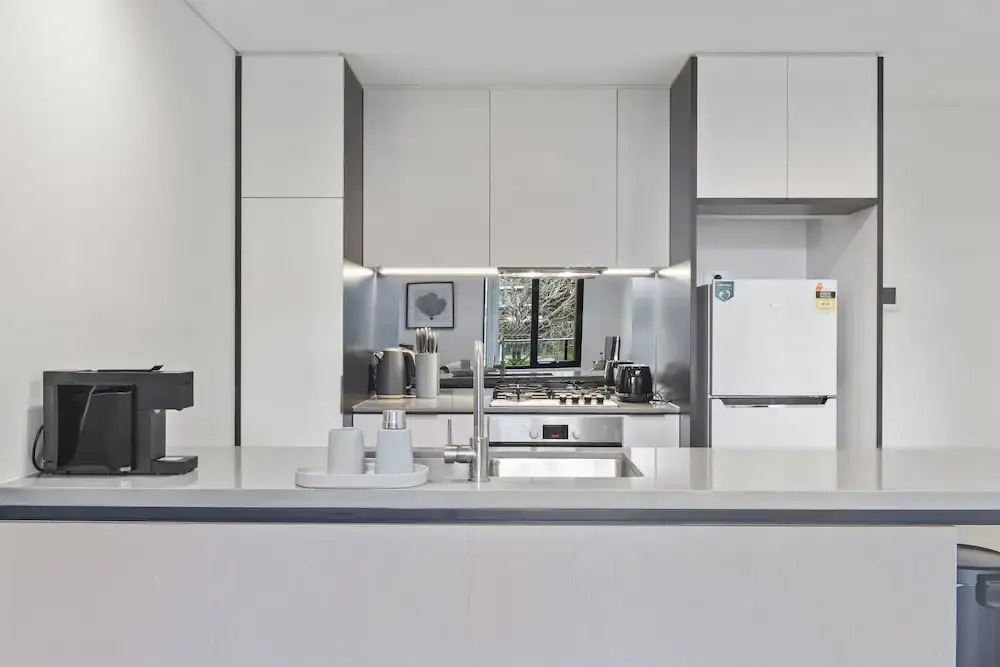 HomeHotel Walking Distance to Train & Westfield