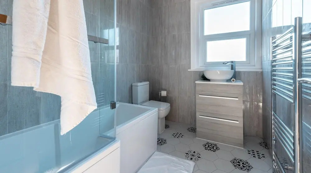 Kensington Place - 4 Bedroom Home w Free Parking