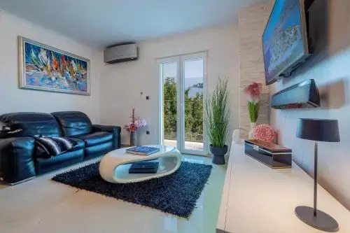 Uniquely designed Villa Ivana with outdoor Jacuzzi nearby the pebble Banje beach at the Island of Solta