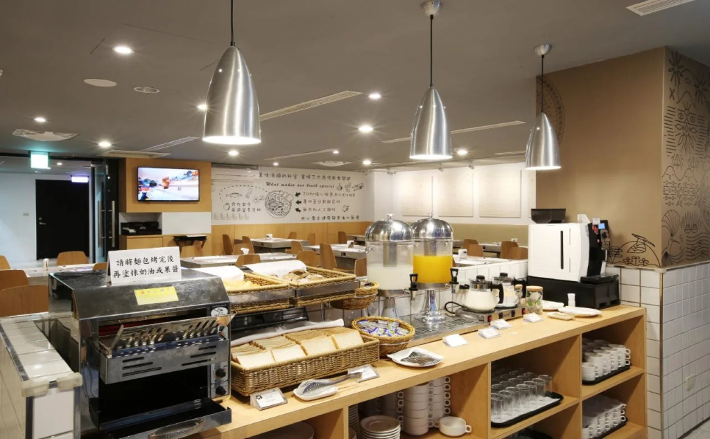 CHECK inn SELECT Chiayi RenAi