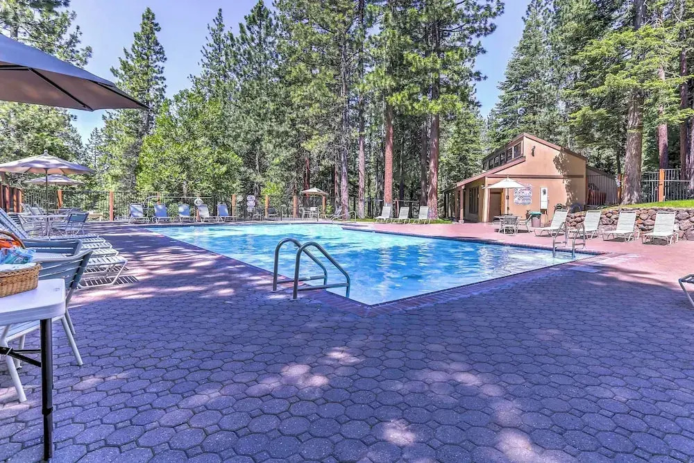8 Mi to Northstar Slopes: Tahoe Gem w/ Fireplace