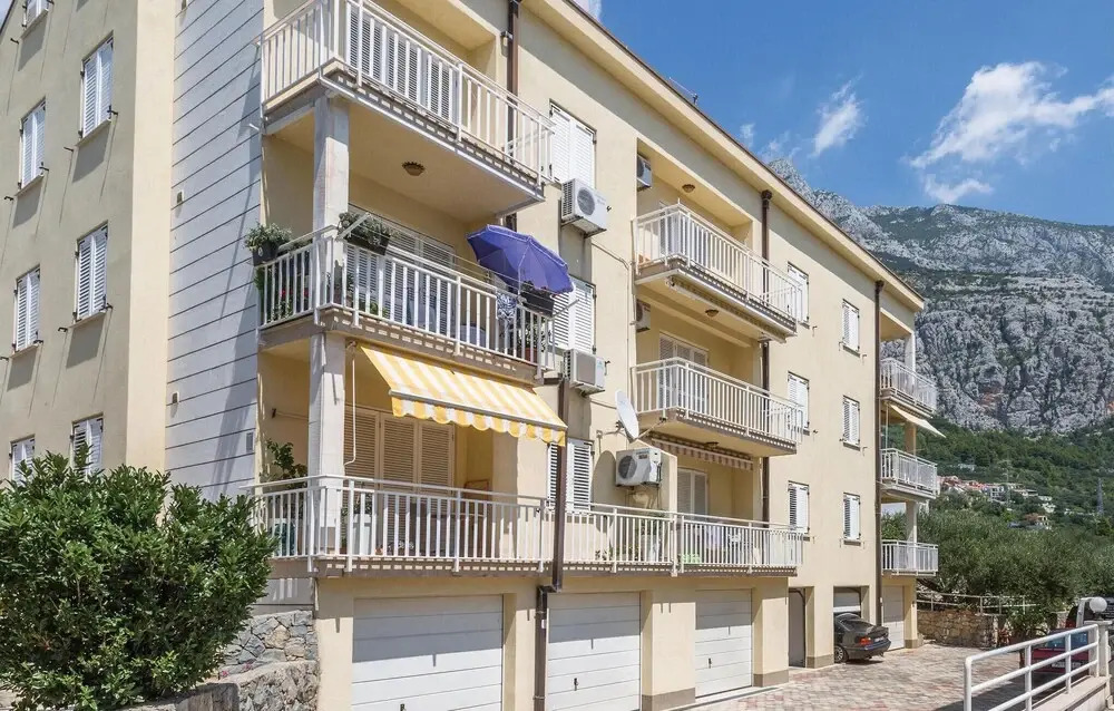 Amazing Apartment in Makarska With 5 Bedrooms and Wifi