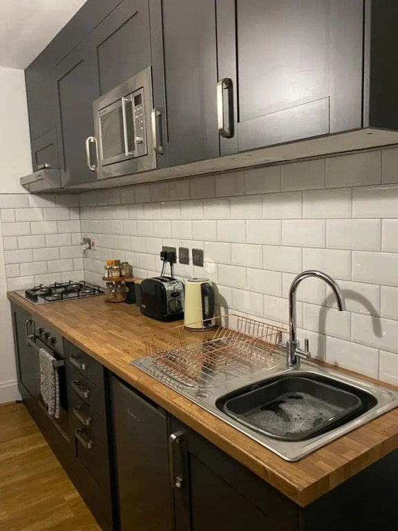 1 Bedroom Flat in Well Connected Part of London