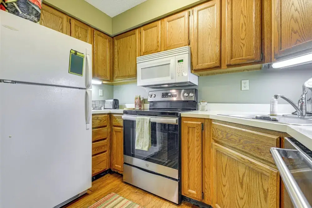 < 1 Mi to Mt Snow: Charming Condo w/ Fireplace