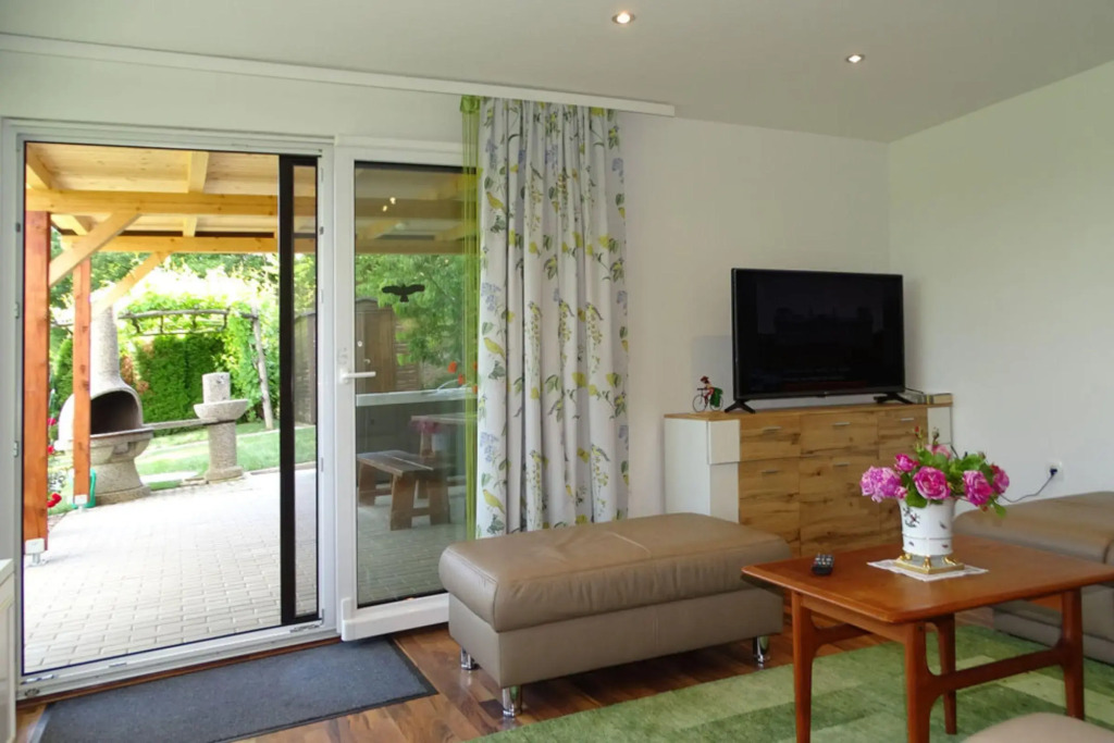 Ladybug House Nature Retreat w/ Jacuzzi - Happy Rentals