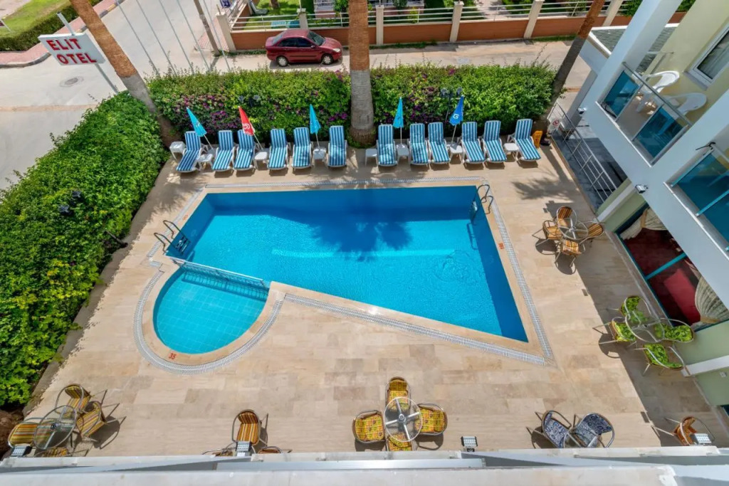 Theluna City Hotel
