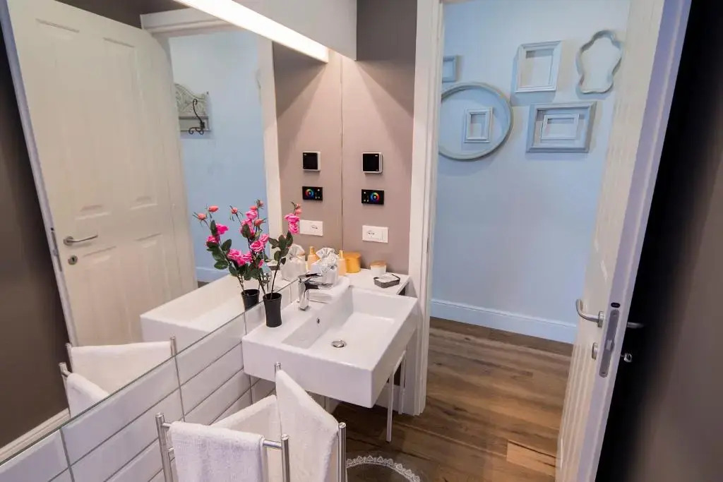 Oltrarno Lily Suite