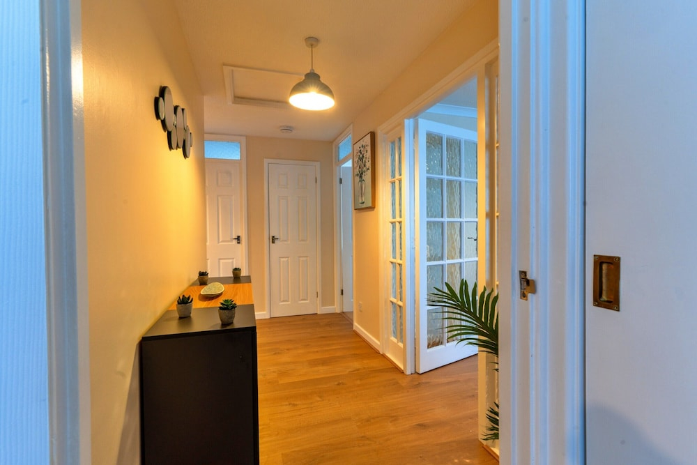 Cozy 3 Bedroom Apartment in Southern Lea