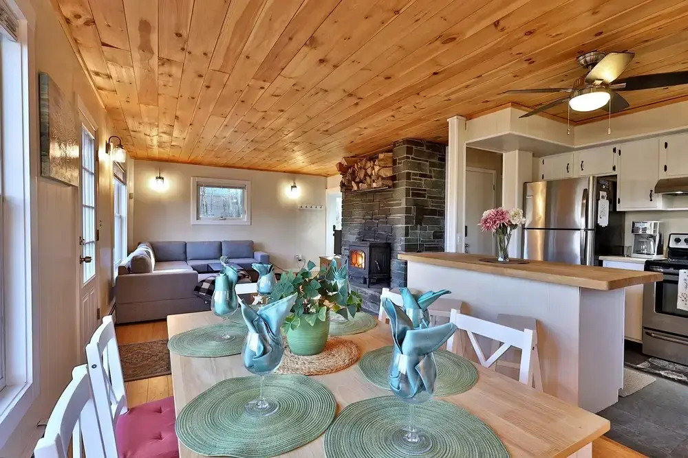 Your Ski Home: Powder Park Place - Upper Level. Close To Killington. Hot Tub. 4 Bedroom Home