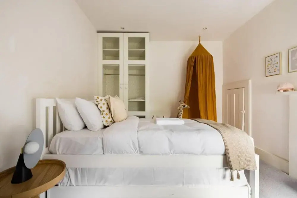 The Clapham Classic - Stylish 5bdr Family Home With Garden, London