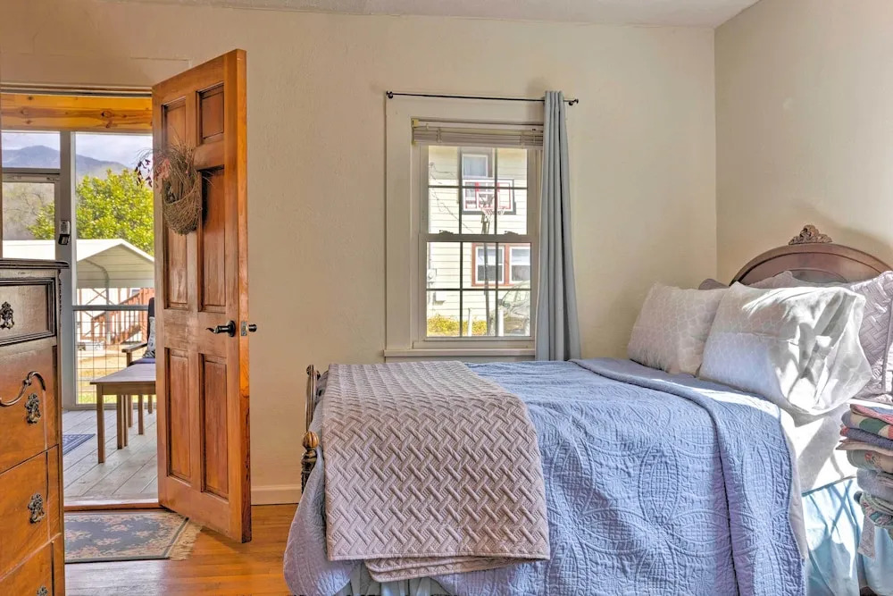 Screened Porch: 'the Rock Cottage' in Hot Springs