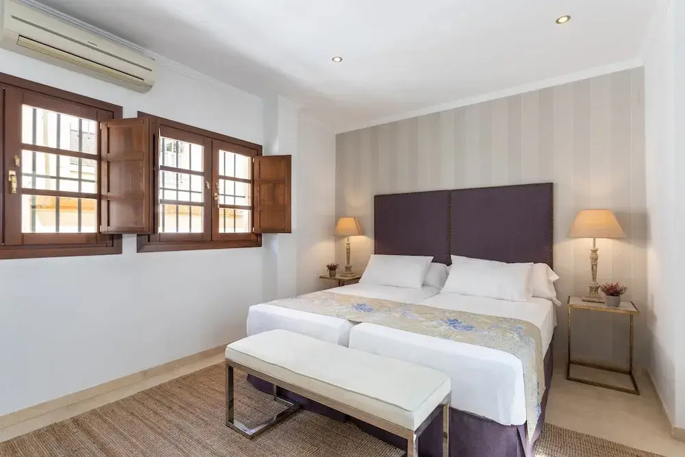 Private Terrace & 5 Bd Apartment in Front of the Cathedral. Hernando Colon