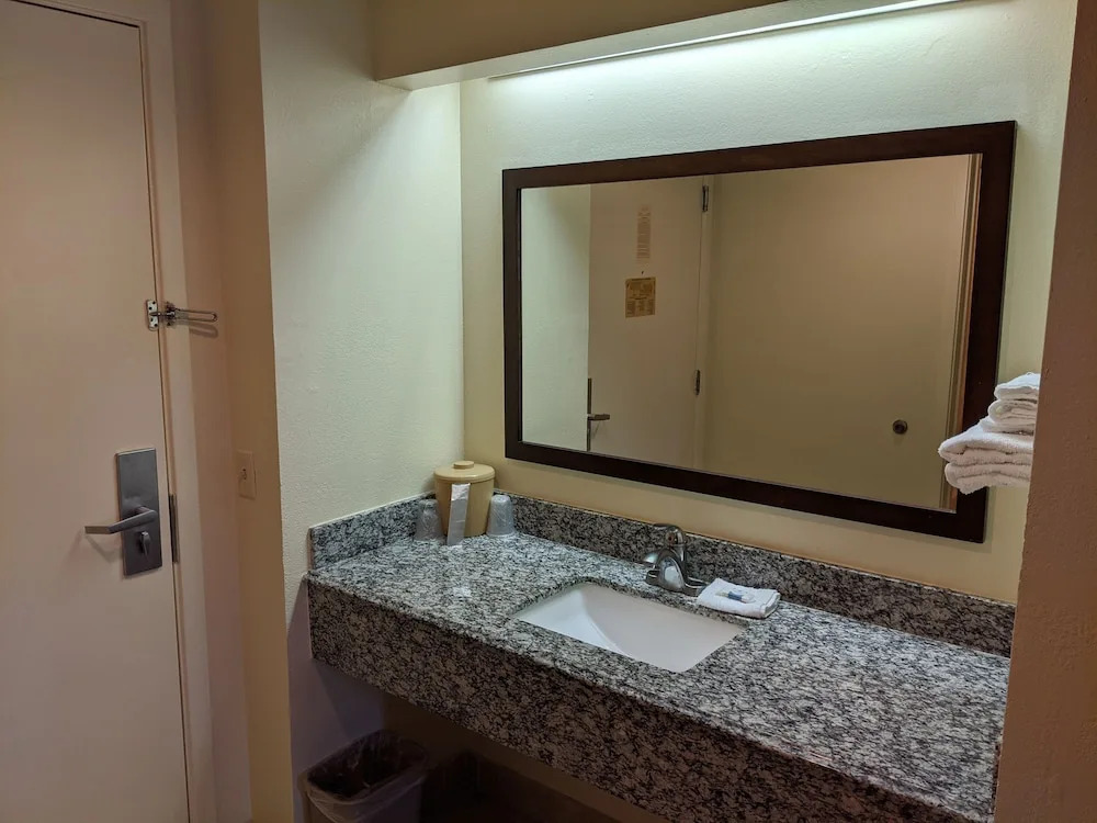 Plano Inn & Suites