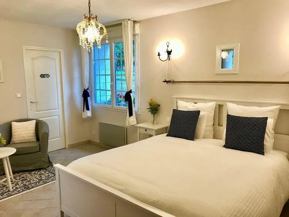 Sans Souci Bed and Breakfast with Luxe Heated Pool