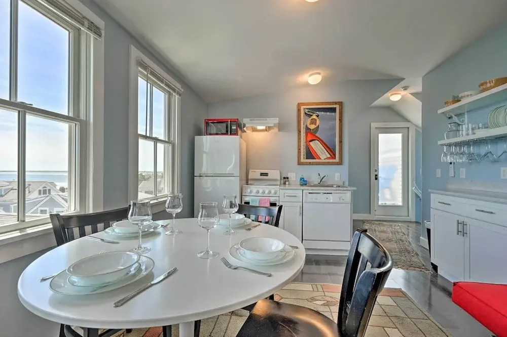 Couples Retreat! Penthouse Near Commercial Street