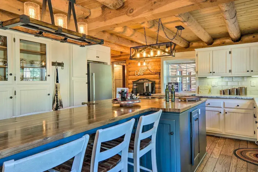 Pine Mountain Club Log Home with Deck and Grill