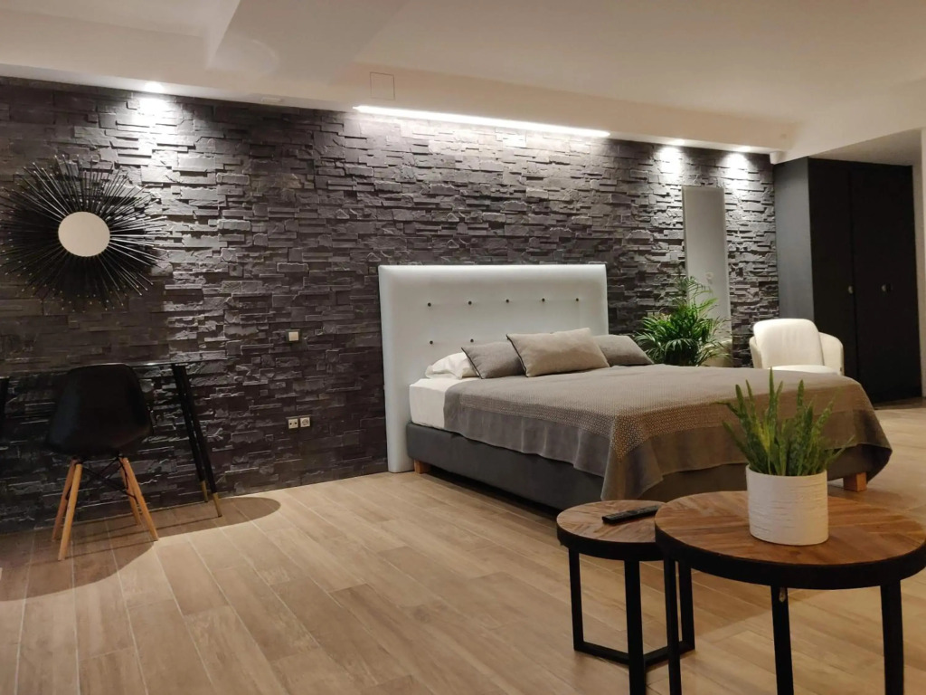 Sunny new lovely apartment 60 meters from the metro