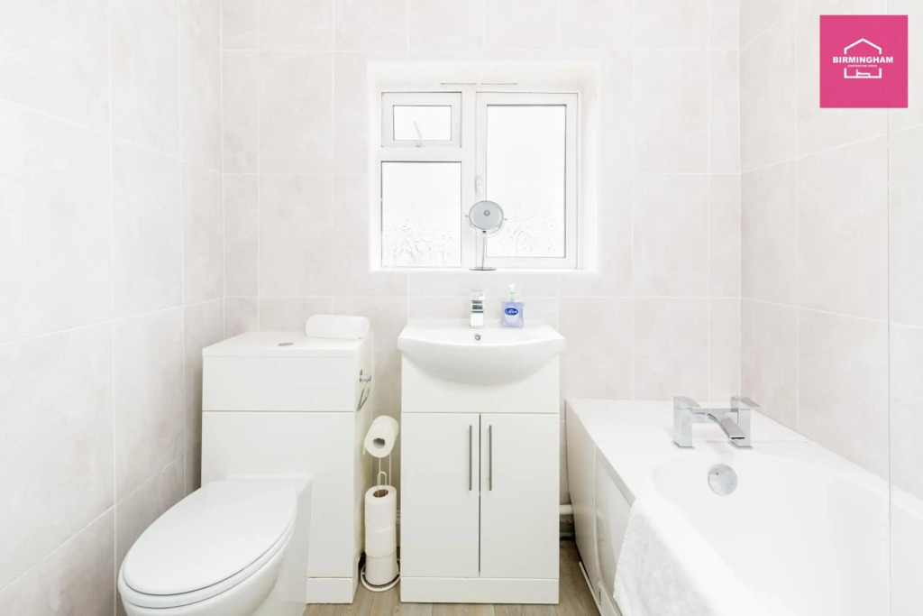 NEC & HS2 Coleshill 6mins drive- Spacious 3 Bedroom Duplex with 4 Separate Beds