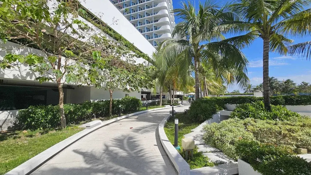 OYO 1143 The Emgrand Azure North