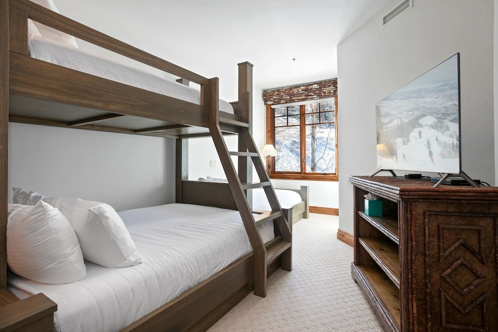 Grand Lodge - 3 Bedroom Deluxe #404 - Ski-in/out 3 Condo