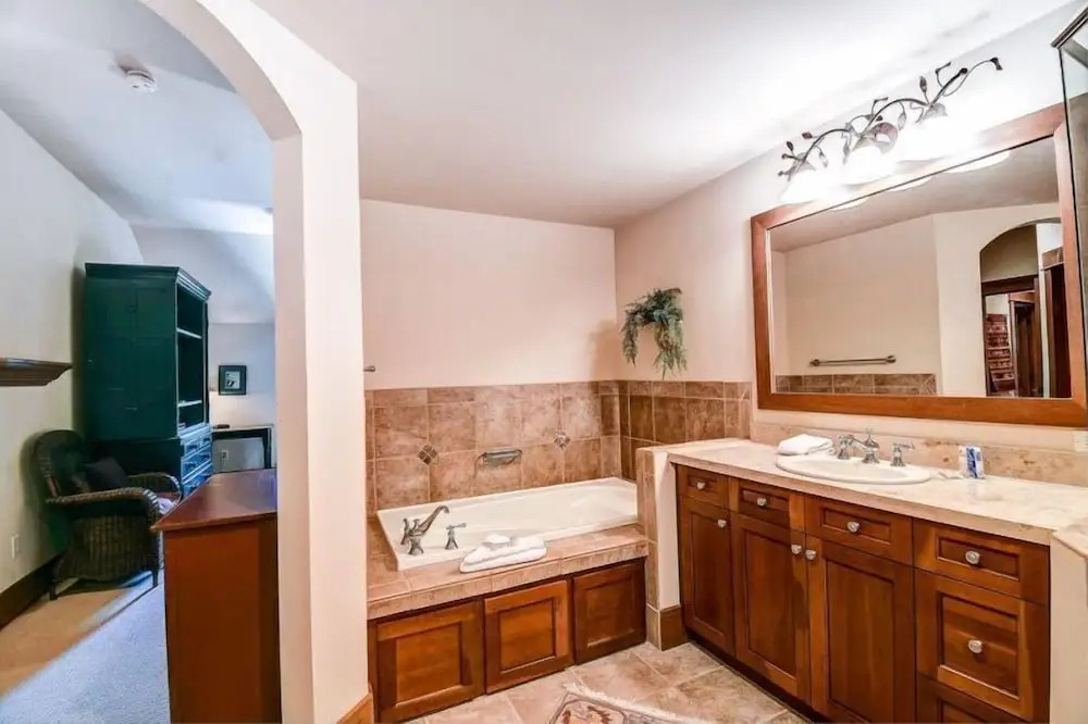 Premier 4 Bedroom Ski in, Ski out Lone Eagle Condo With the Best Access to Skiing in Keystone