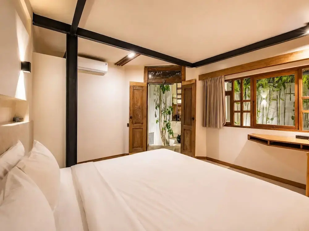 Modern 2-BR Art Deco Villa, 800m from the Beach