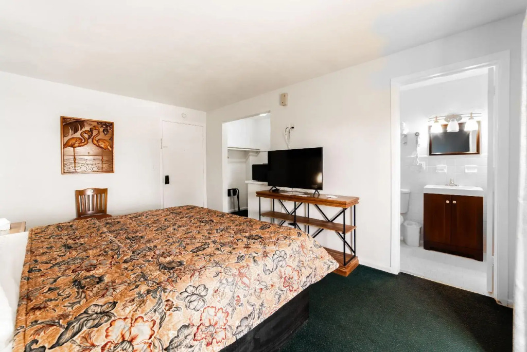 Captains Table Hotel by Everglades Adventures