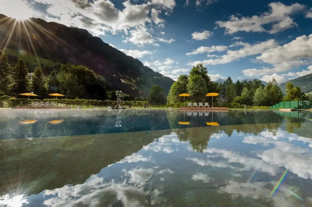 Österreichischer Hof-im Bademantel direkt in die Alpentherme
