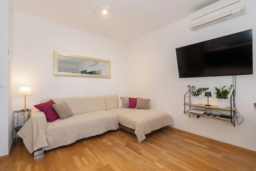 Zozo, Modern Two-Bedroom Suite