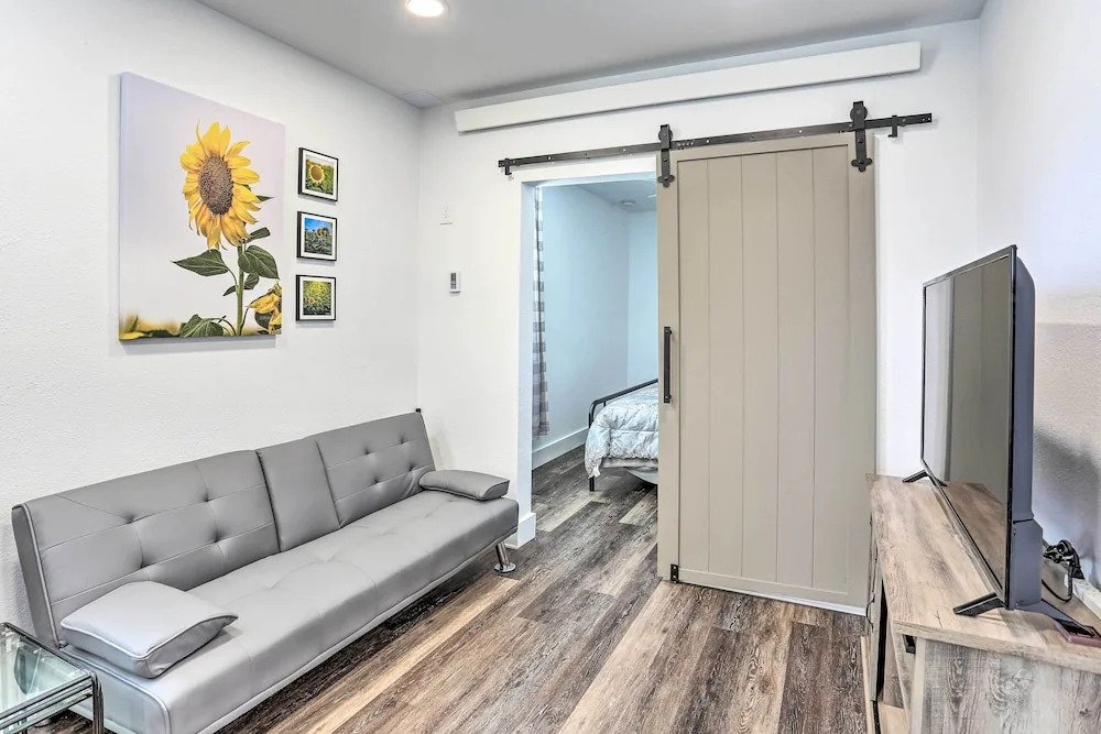 Walk to Dining, Breweries & Shops! Dtwn Custer Apt