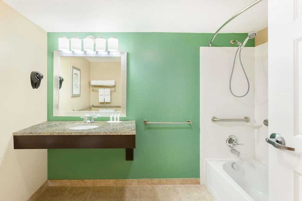 Baymont Inn & Suites Midland Center