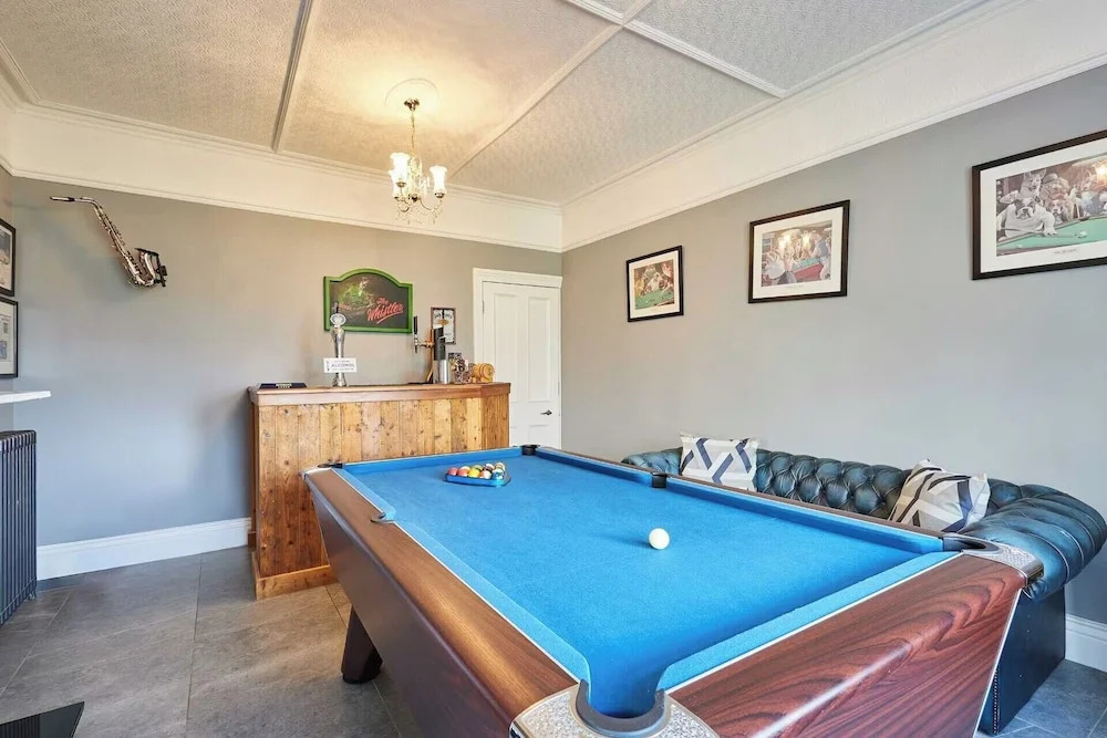 House Sleeps 10 With Parking and Garden