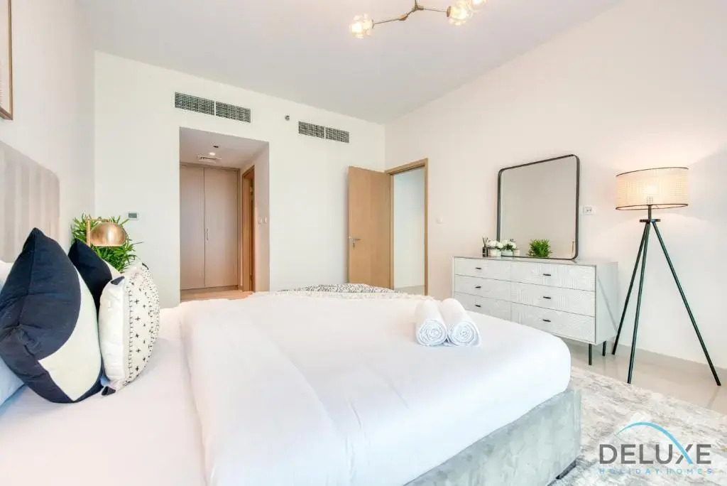 Radiant 3BR With Assistant Room at Harbour Views Tower 1 by Deluxe Holiday Homes