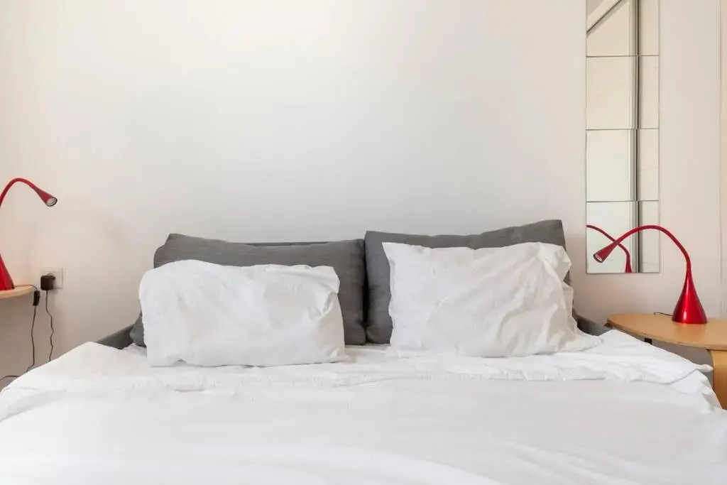 O&O Group - Stunning Sew View 3 BR Apartment Iconic Tower