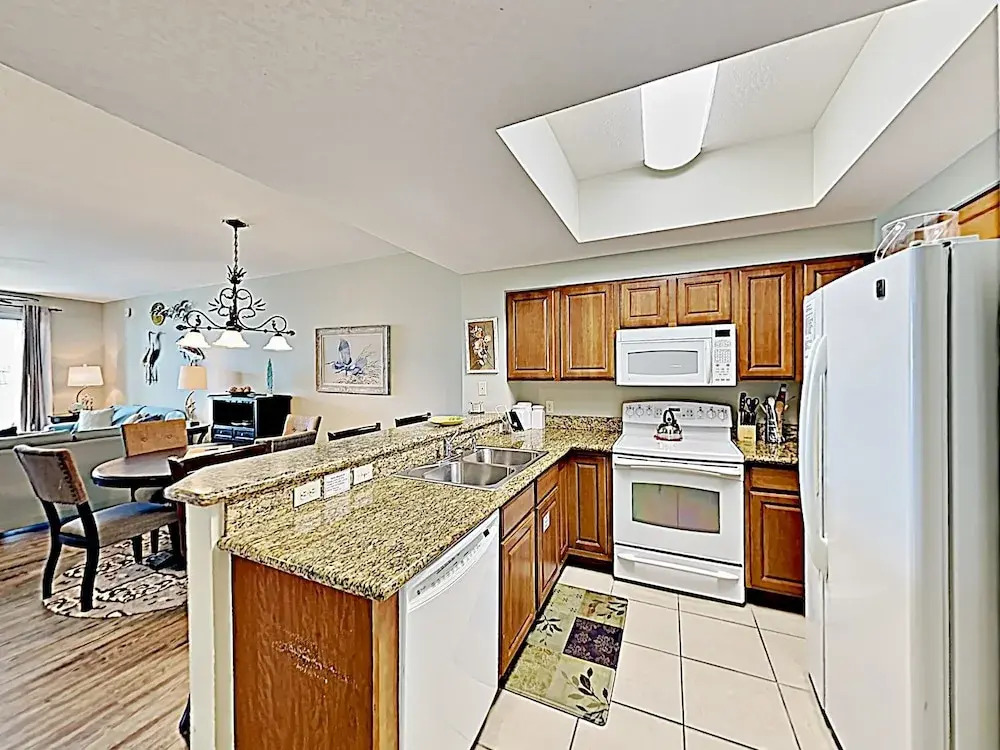 New Listing! Gulf-view Resort W/ Pool, Golf & Gym 3 Bedroom Condo