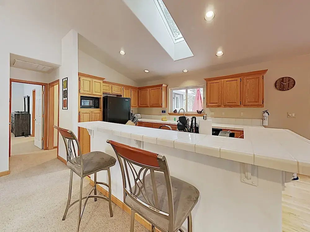Peaceful W/ Private Hot Tub 5 Bedroom Home