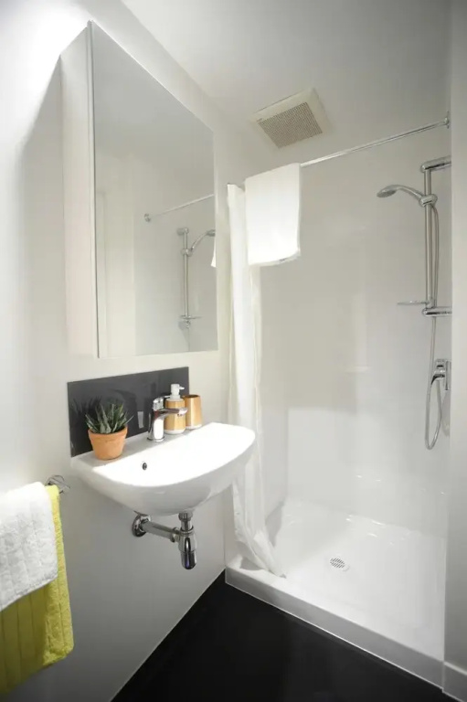5 Whitaker - Hostel