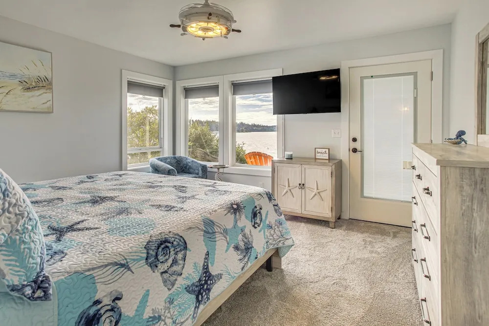 Waterfront PNW Escape w/ Deck & Beach Access!