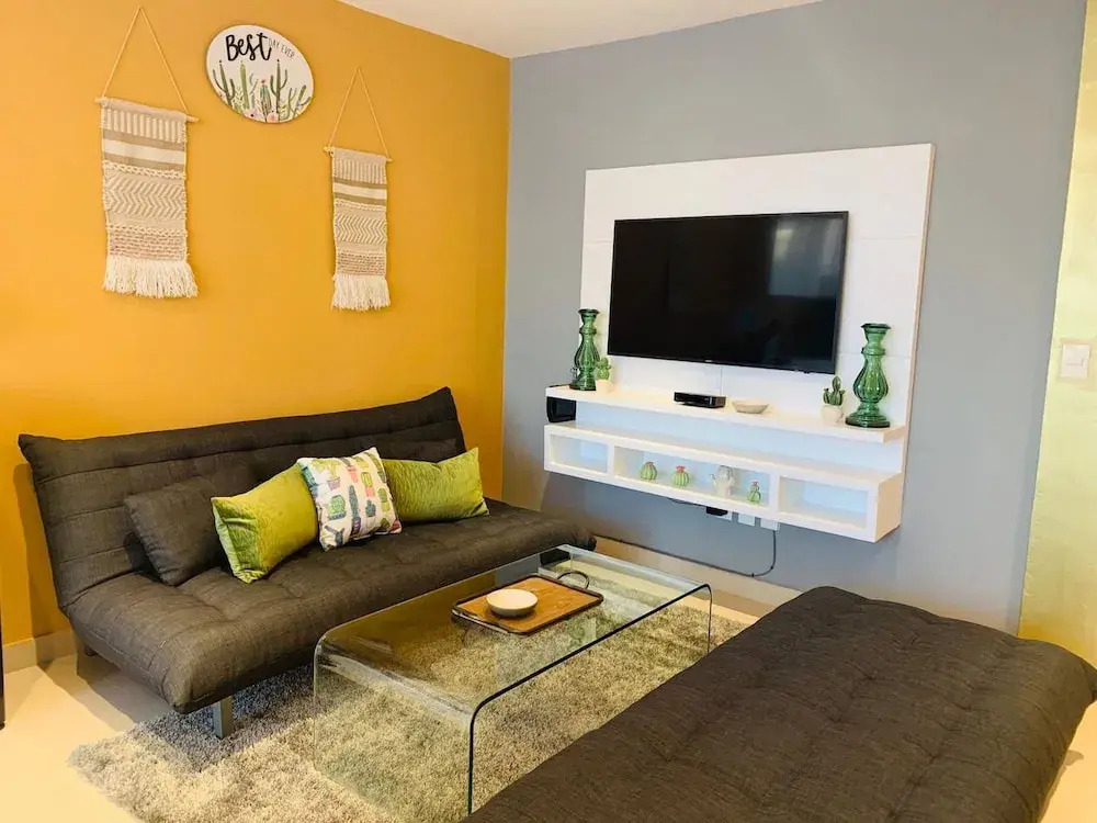 Modern Condo quiet and close to beach