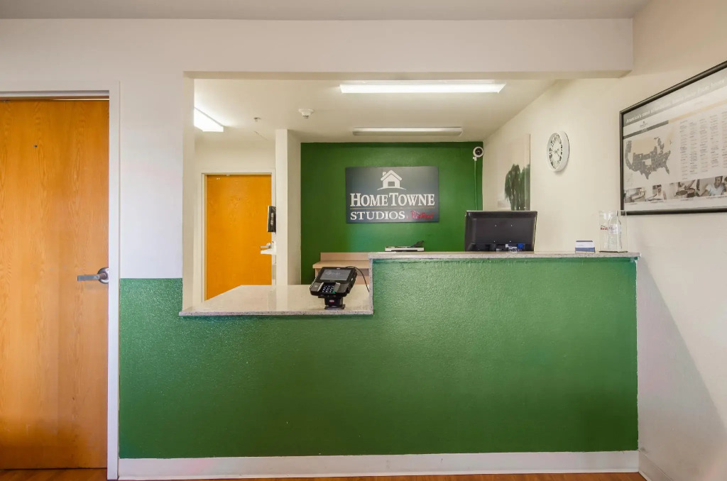 HomeTowne Studios by Red Roof Denver - Airport/Aurora