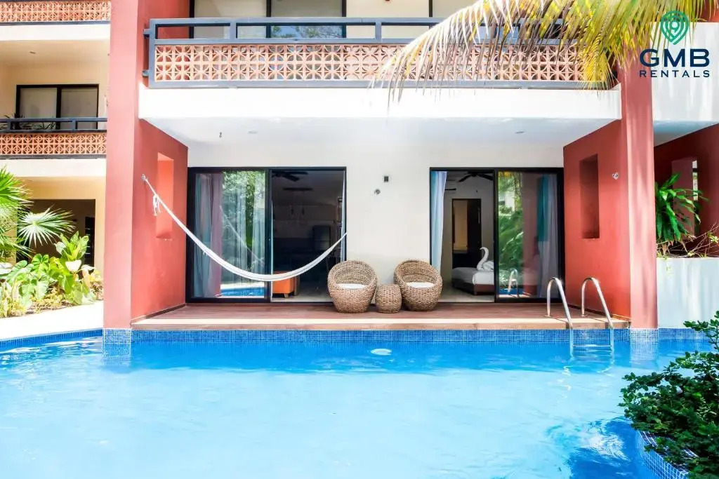 Swim Up Apartment P003
