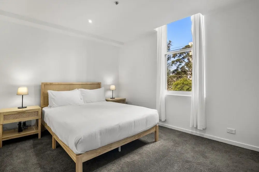 Bustling Fitzroy Eateries and Bars Nearby