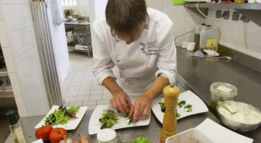 Logis Hotel Restaurant L Auberge Cigaloise