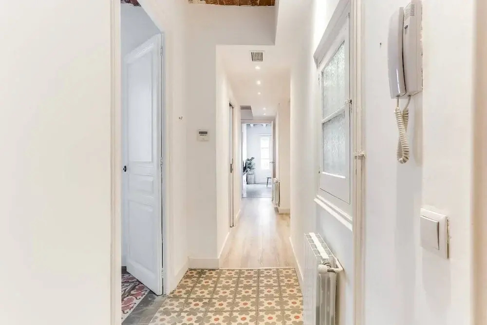 Bright 2 Bed Easily Connected to the Center