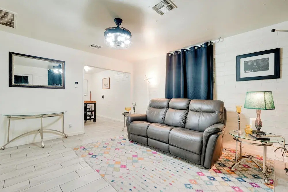 3 Mi to Dtwn Phoenix: Apt w/ Shared Patio