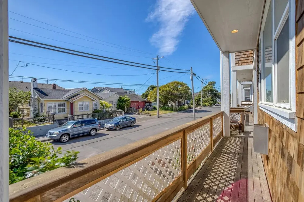Cozy Gathering Space and Sparkling Amenities - Charming Seaside Haven