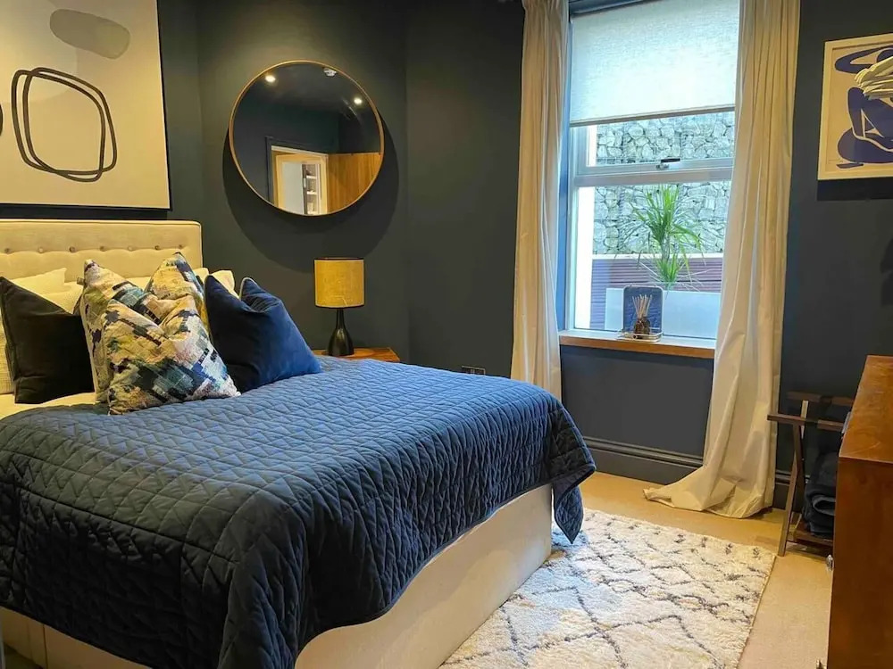 Stunning Apartment by The Leas, West End